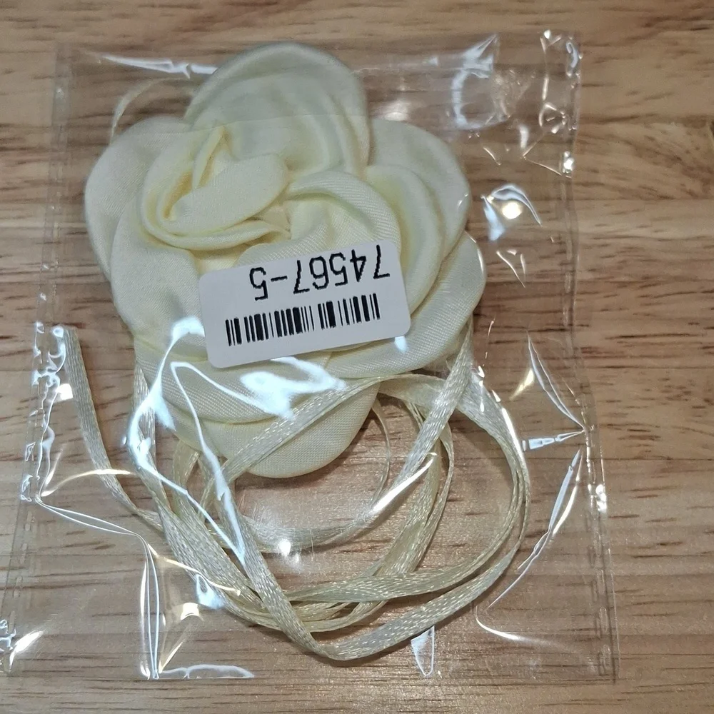 Elegant Cream Rose Ribbon Choker